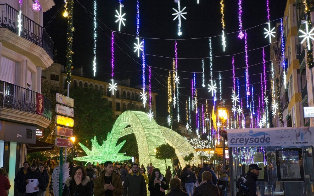 Ximenez enciende la Navidad de Puente Genil con más de un millón de puntos de luz
