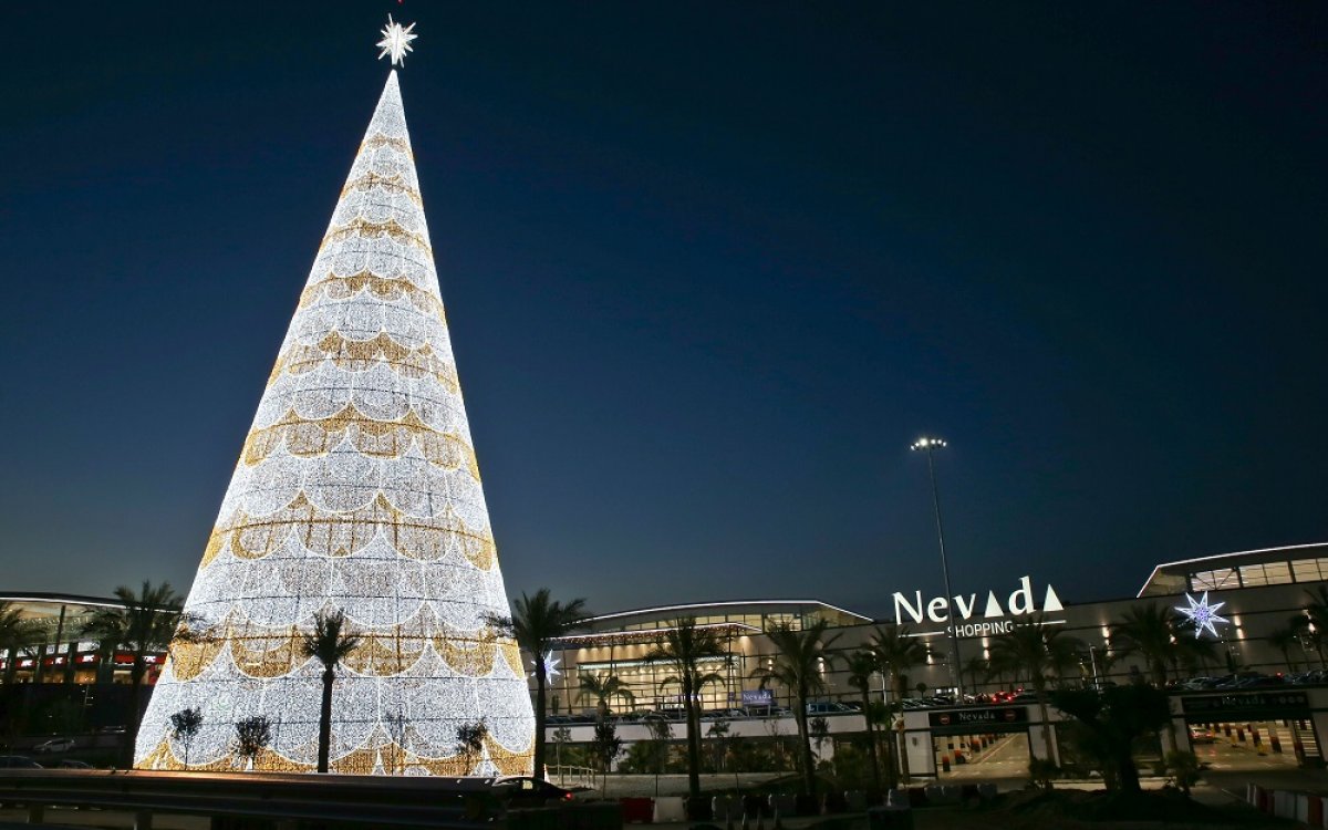 Ximénez crea e instala el árbol de Navidad luminoso más alto de Europa